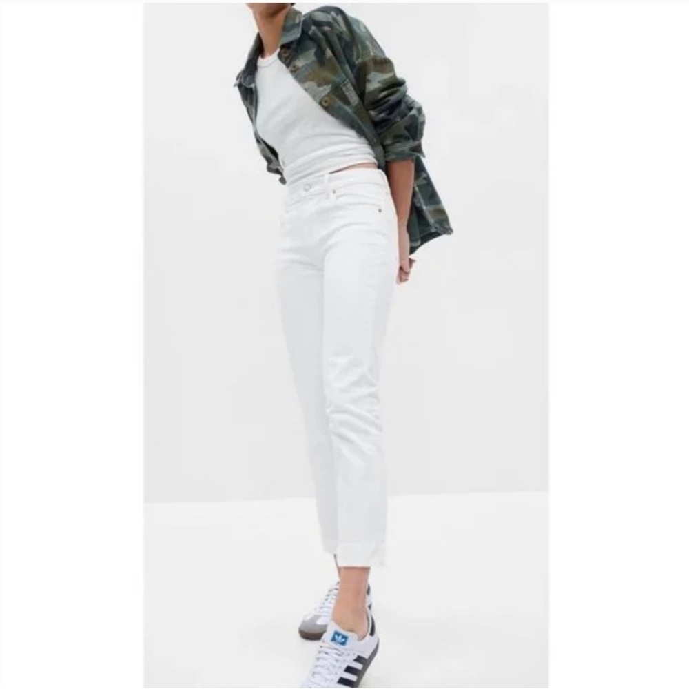NWT GAP Girlfriend Mid Rise Cuffed White Jeans Women’s 12 31